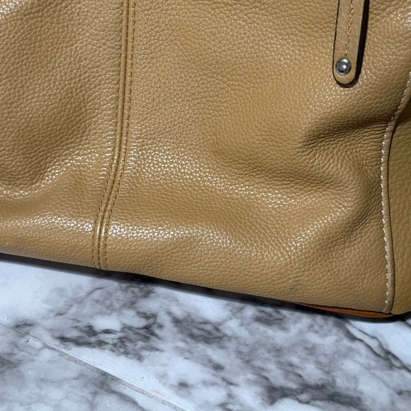 Elegant Two-Tone Genuine Leather Tote Bag Naturalizer - Picture 16 of 16